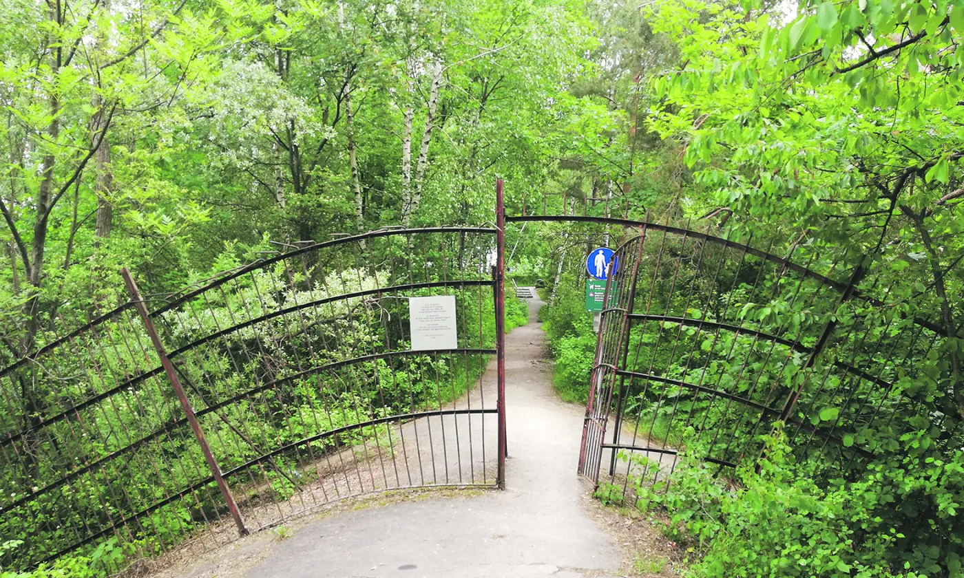 Exemple d’un lieu de mémoire en Suisse: la plaque commémorative de Diepoldsau, Saint-Gall. C’est à cet endroit que, pendant la Seconde Guerre mondiale, des personnes ont traversé le vieux Rhin pour se réfugier en Suisse. Certaines ont été aidées, d’autres ont été refoulées et envoyées à la mort. © Fabienne Meyer
