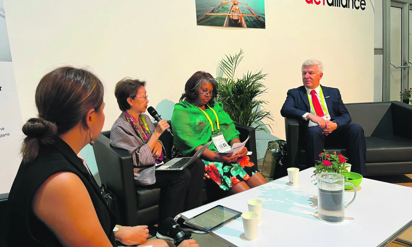 Débat sur le stand d’Act Alliance, à l’assemblée du COE, en septembre 2022. © Act Alliance