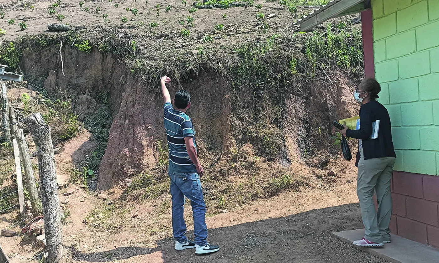 Situés à proximité des habitations, les talus de terre les menacent en cas de précipitations intenses. ©EPER