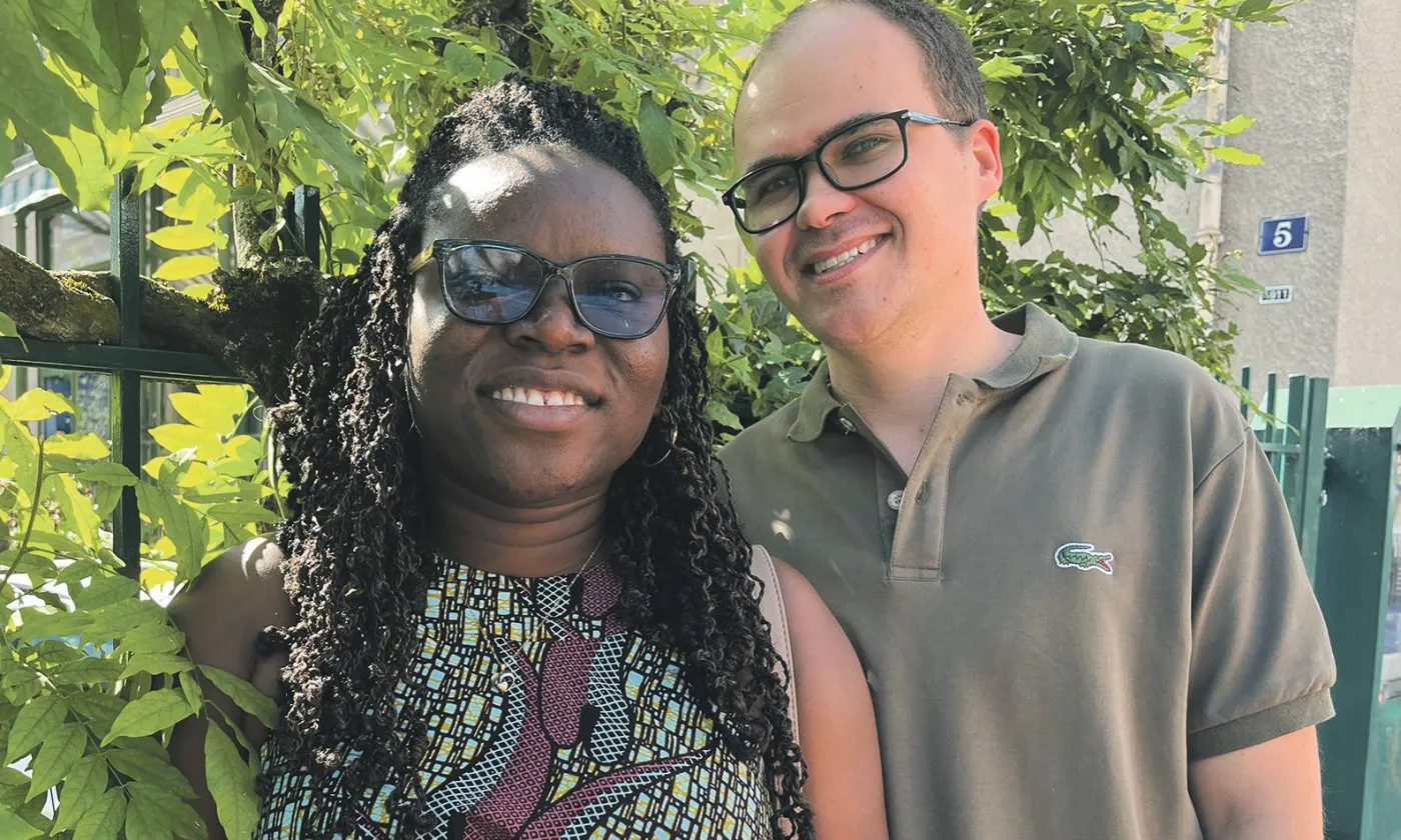 Thibaud Rossel a rencontré Alice Adabra lorsqu’il était envoyé au Togo. Ils vivent en Suisse où Alice poursuit un master en durabilité à l’Unil et Thibaud recherche un emploi dans le domaine de la coopération. ©DR