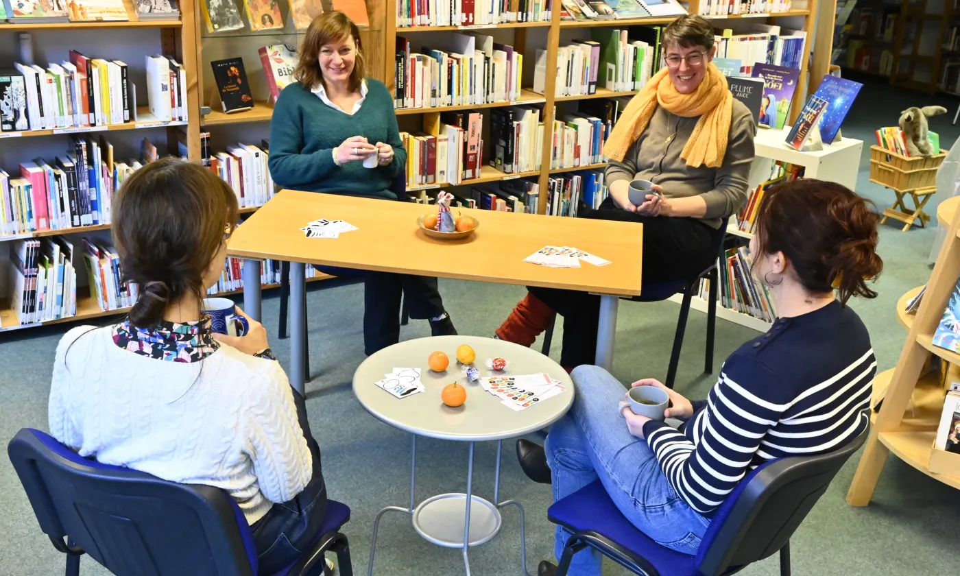 Amandine Mayer-Sommer (à gauche) et Sandrine Landeau (à droite) ont à cœur de répondre aux besoins que les participant·es expriment. © Alain Grosclaude