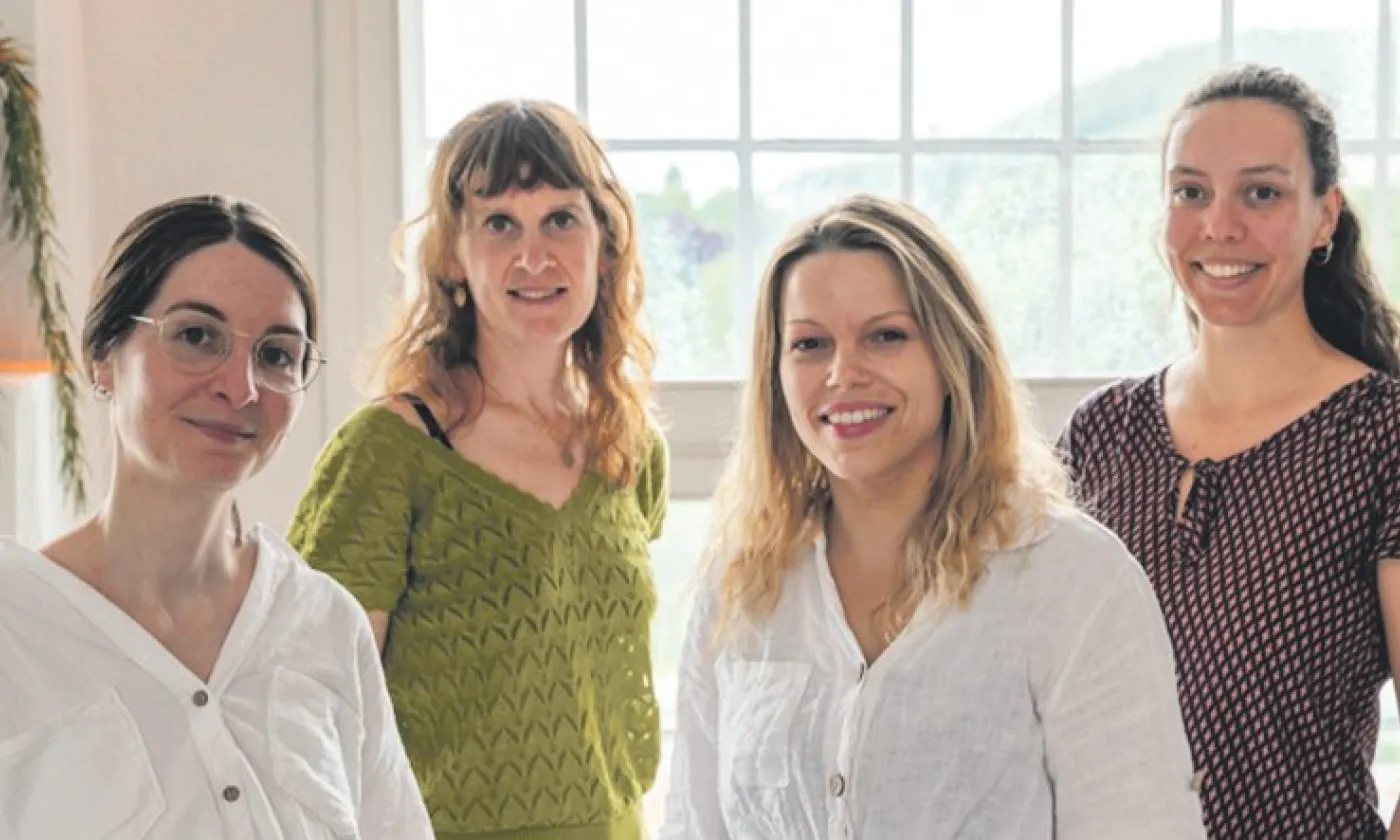 De g. à d.: Alexia Rossé, qui a suivi l’évolution du Labo depuis ses débuts, est rejointe par Pascale Schnyder, à Berne, responsable de l’implantation des Conversations carbone en Suisse alémanique depuis 2019, Anna Krebs, basée à Zurich, qui a été facilitatrice et formatrice en innovation sociale, et par Cynthia Illi, précédemment active dans la communication chez Public Eye et engagée chez les vert·es vaudois·es. ©EPER