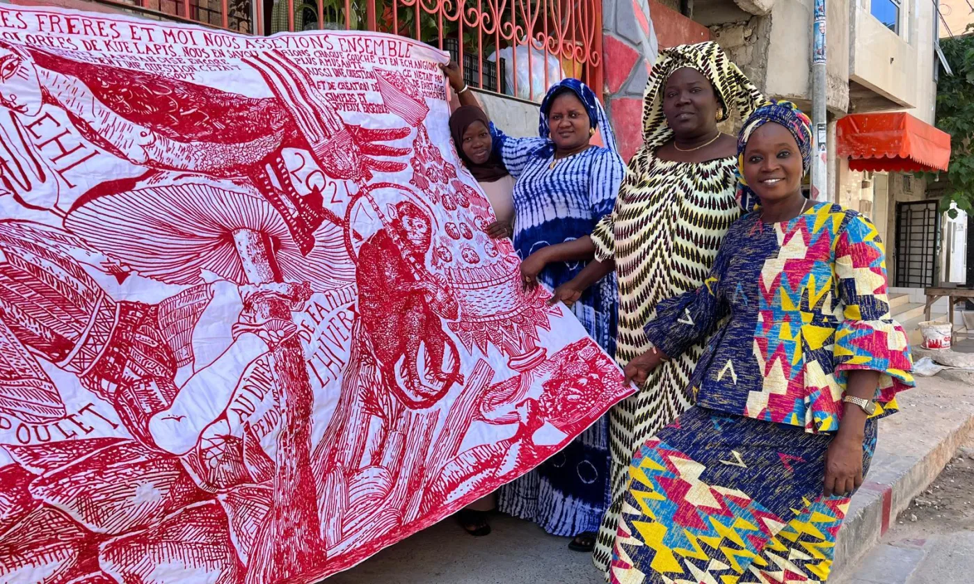 Des récits de repas, mis en images par les personnes interrogées, ont été brodés sur des nappes par un collectif de femmes à Dakar. © Lilo Wullschleger