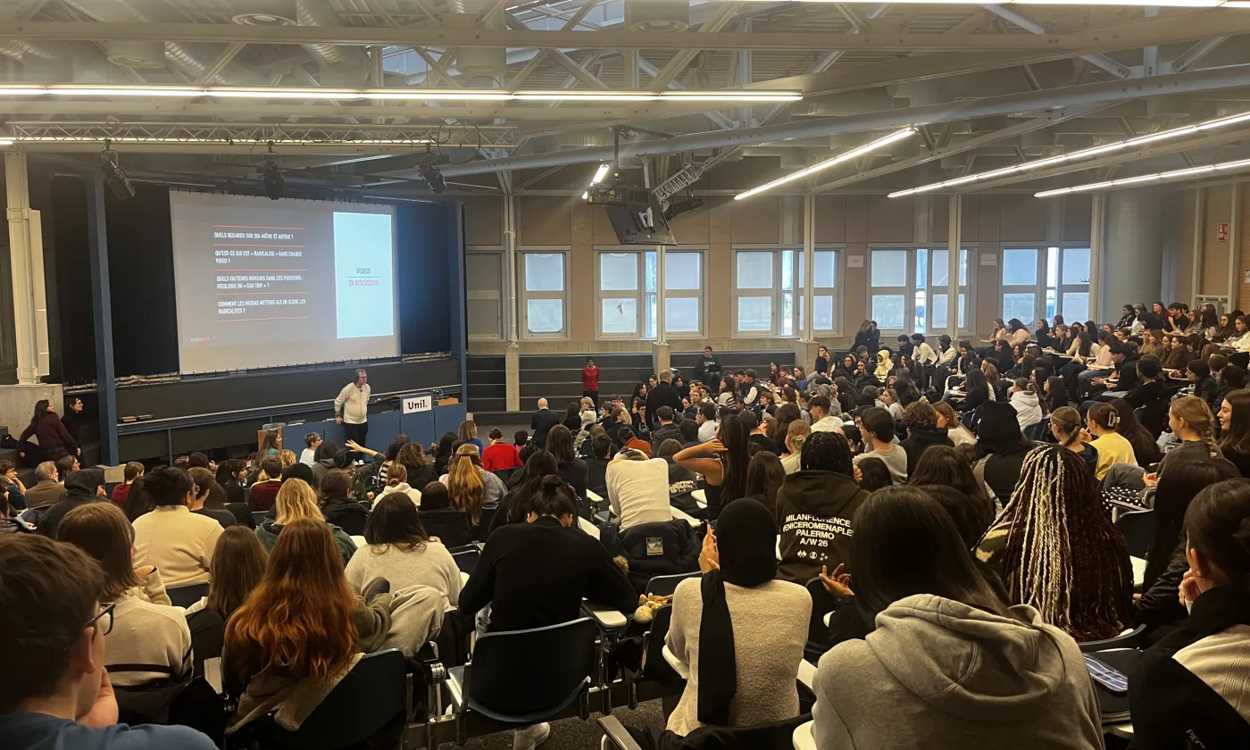 Exposé de Thomas Römer. Outre les élèves et leurs professeur·es, la demi-journée a réuni desdirecteur·rices de gymnase, chercheur·euses, représentant·es de l’État, de l’UNIL et de la HEPL. ©CA