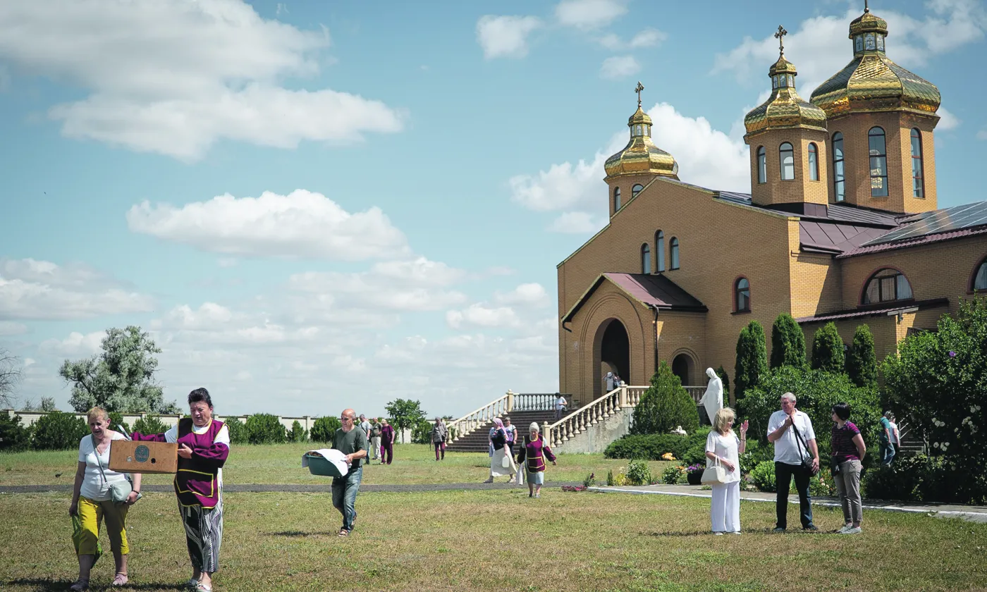 Après la messe au monastère Saint-Volodymyr-le-Grand, à Kherson, beaucoup restent pour partager une soupe de tomates et de pommes de terre. Tous ne sont pas paroissiens, ni même croyants. © Cerise Sudry-Le Dû