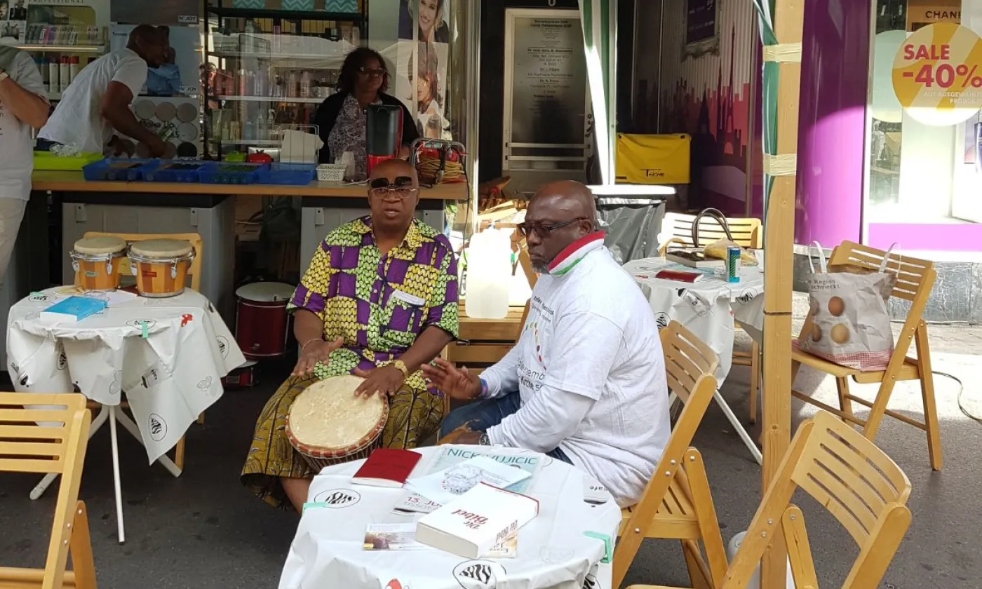 Des sonorités de djembé invitent à venir à la rencontre des Eglises africaines issues de la migration au stand de la braderie. Ici en 2018. DR