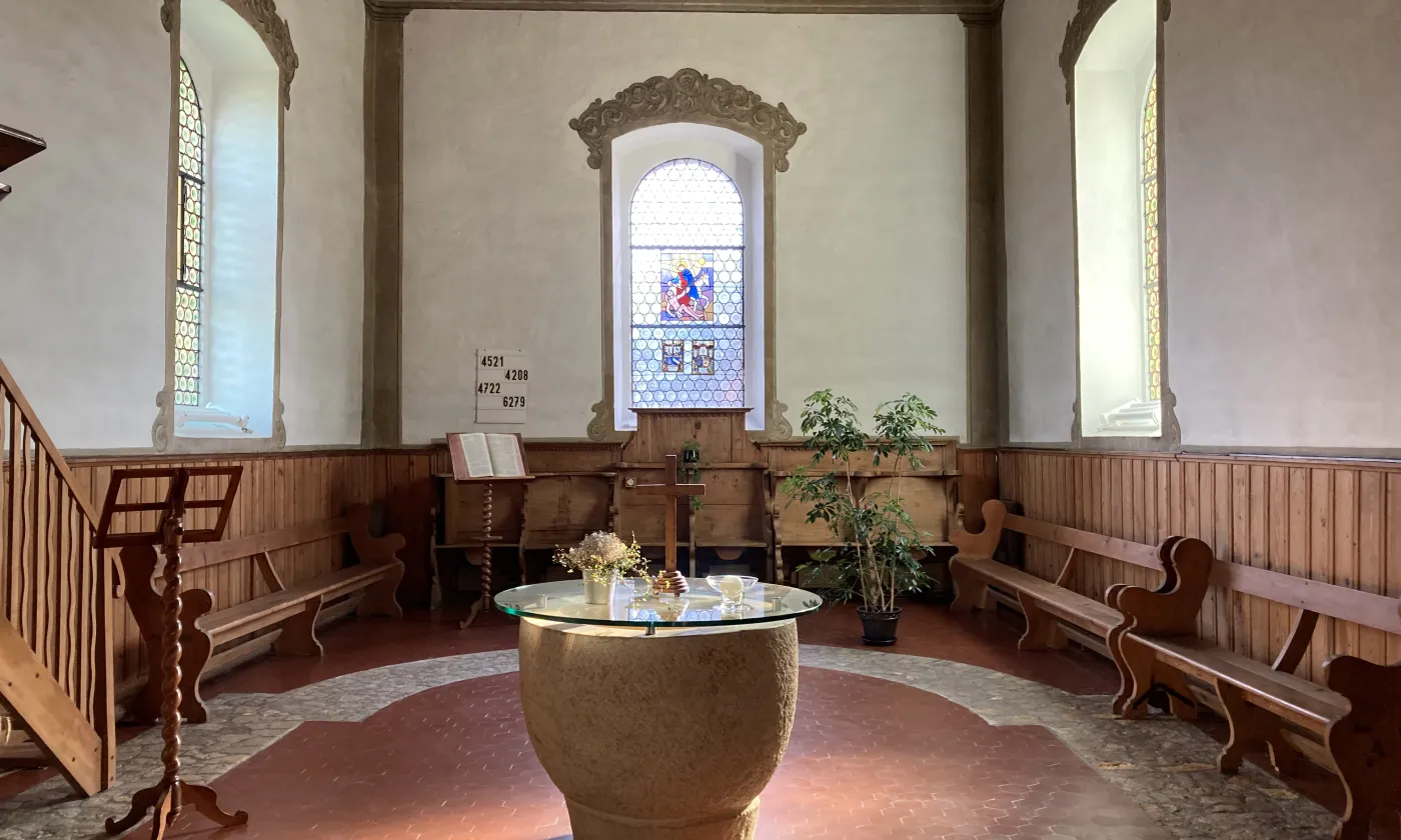 Nous nous sommes réunis autour du baptistère et tout le monde a pu apporter quelque chose. ©Ira Jaillet