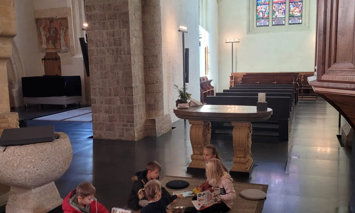 Les premiers dimanches du mois, la paroisse de Grandson accueille enfants, parents et grands-parents pour un culte festif et adapté aux enfants et aux adultes. © Th. Keller
