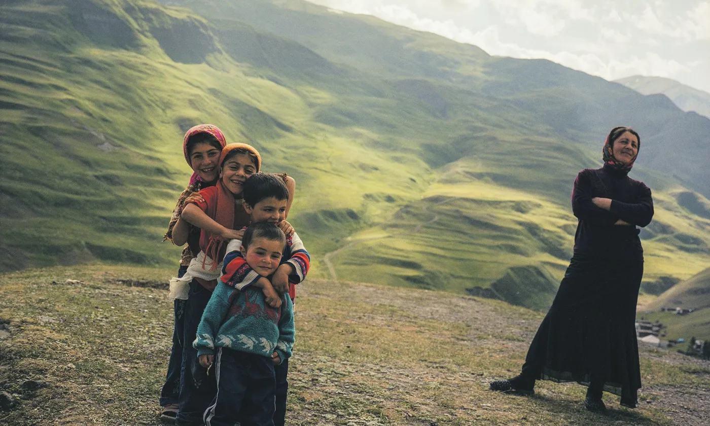 Mariyam, Hamida, Samir et Izzet jouent près de leur mère, Vulalya, dans les collines entourant le village. De la série Khinaliq Village, 2008. ©Rena Effendi / Exposition Human.Kind. au Musée international de la Croix-Rouge et du Croissant-Rouge, Genève.