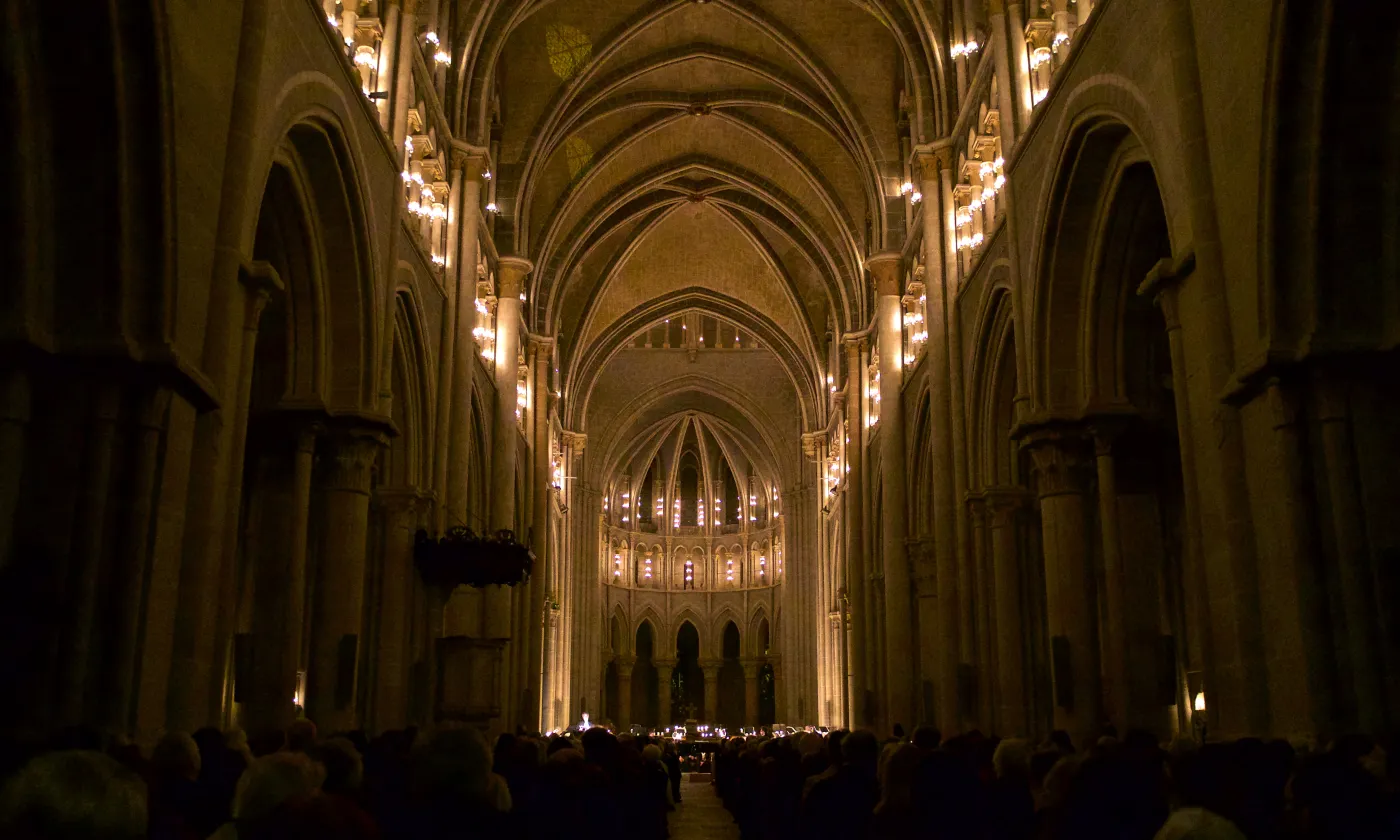 La Saint-Valentin s'est vécue dans la cathédrale de Lausanne à la lueur de 3700 bougies. ©Max Idje