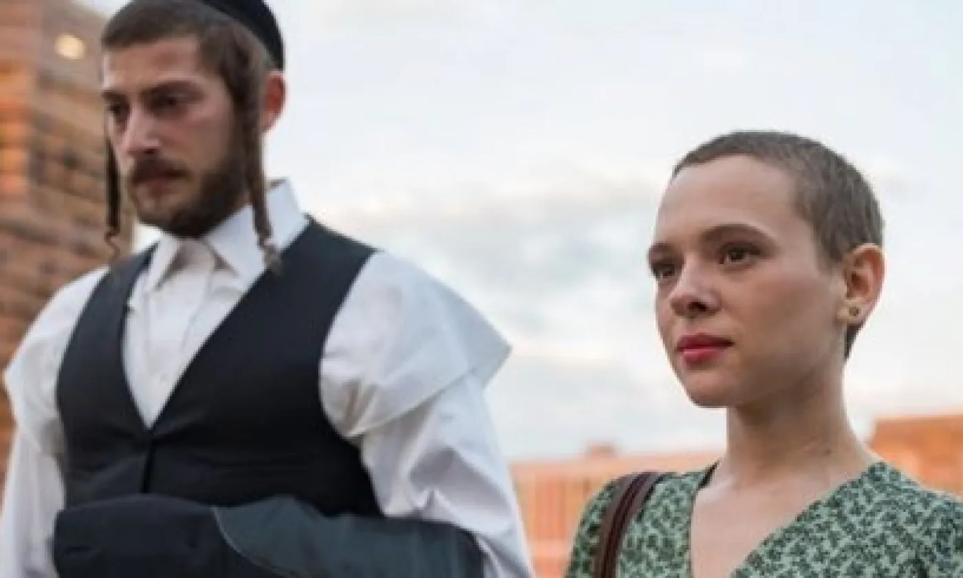 Shira Haas, alias Esther Shapiro, et son mari à Berlin ©Netflix