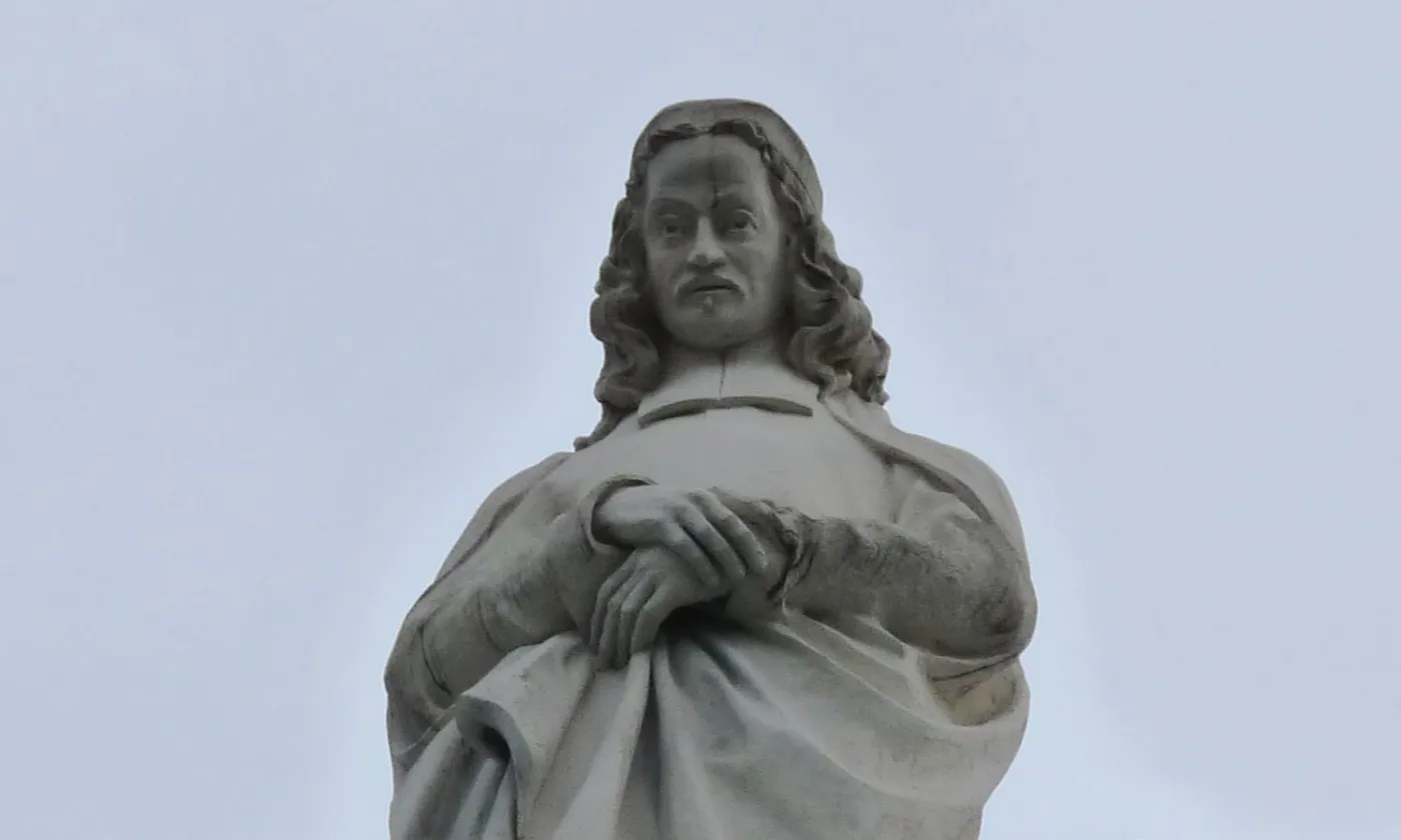 La statue de Philipp Jacob Spener sur la corniche du Palais universitaire de Strasbourg © Ji-Elle, CC BY-SA 3.0 Wikimedia Commons