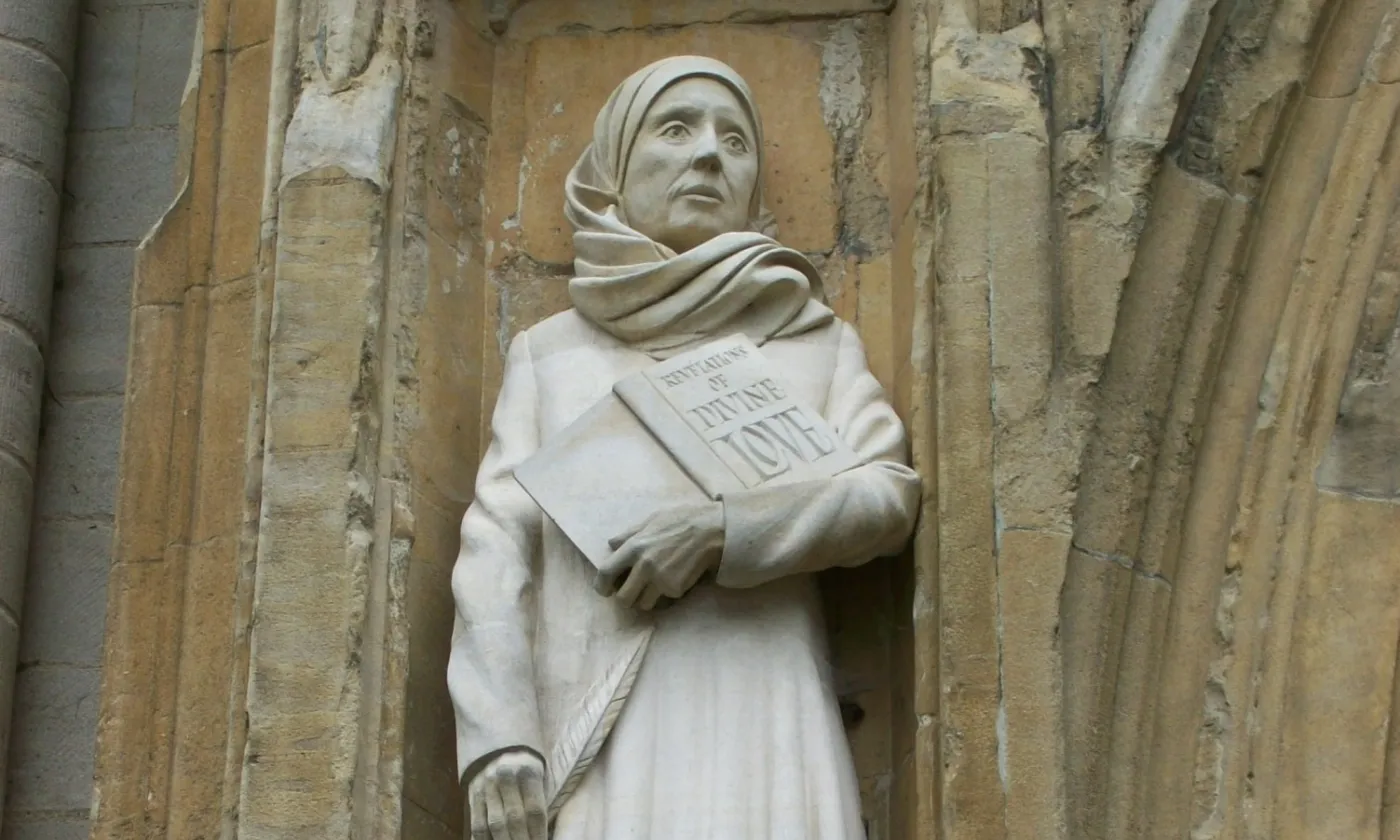 Statue de Julienne de Norwich, créée par David Holgate en 2000, devant la cathédrale de Norwich ©Poliphilo, CC0, Wikimedia Commons