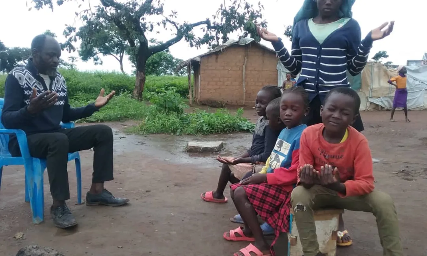 Emmanuel Totoni et sa famille priant. Salomon Albert Ntap / Protestinfo