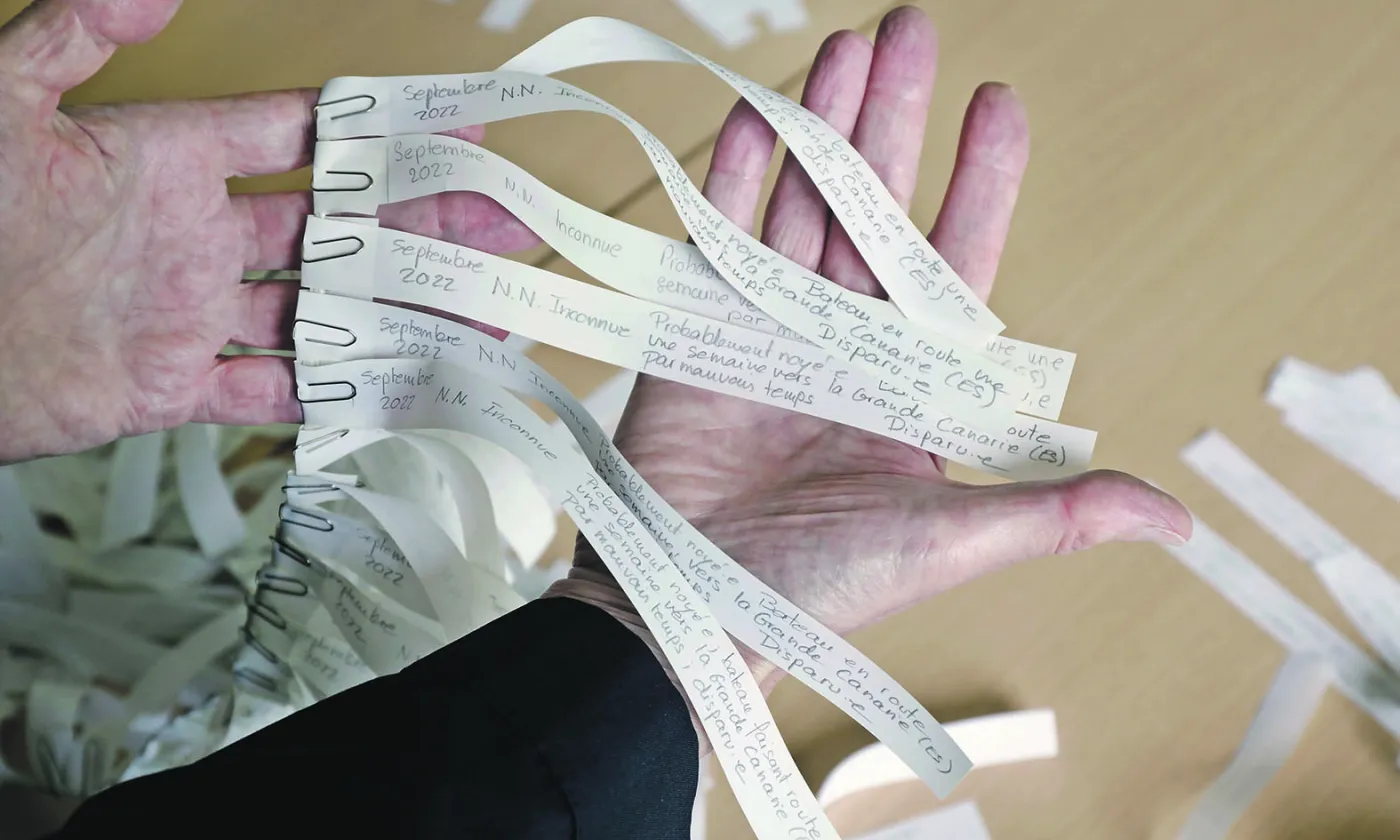 L’action «Les nommer par leur nom» souhaite redonner une identité aux migrantes et migrants qui ont péri en tentant de rejoindre nos latitudes. Des banderoles avec leurs noms flotteront dans plusieurs villes d’Allemagne et de Suisse. P. Bohrer