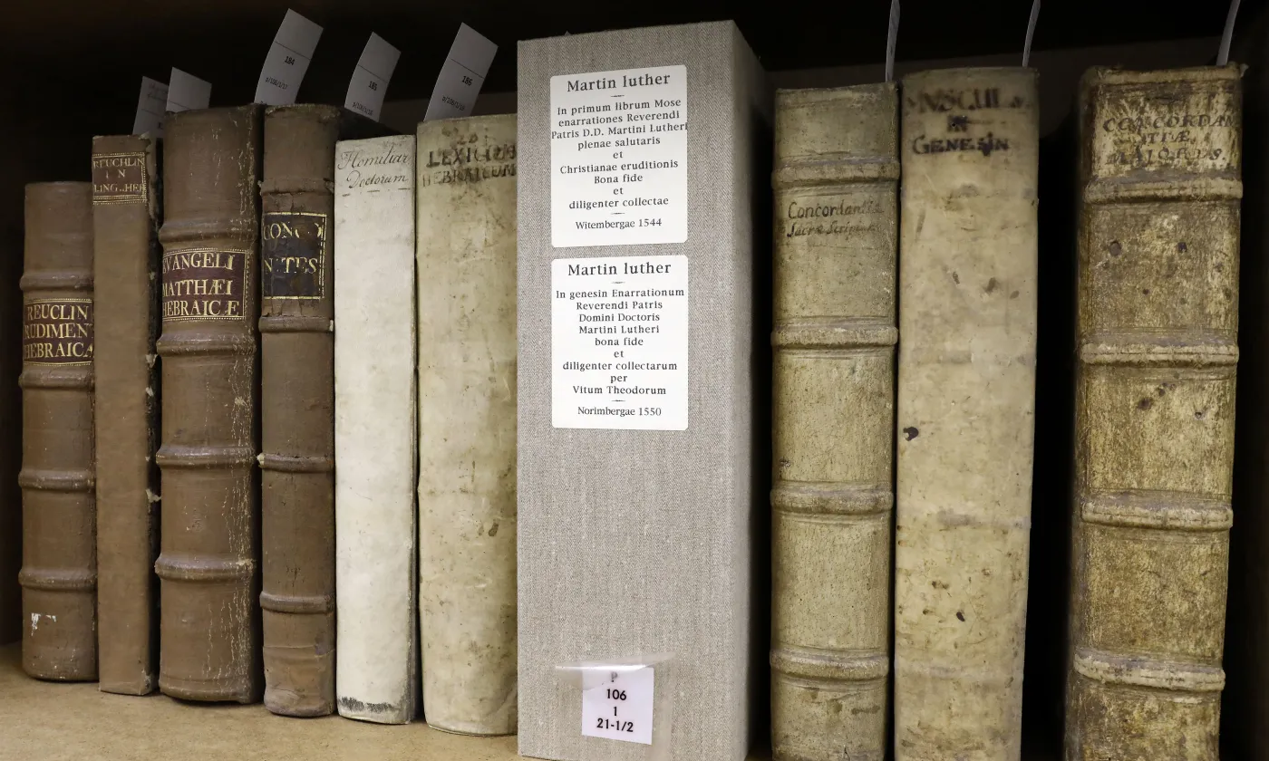 Le fonds de la bibliothèque des pasteurs et ses ouvrages inestimables © Pierre Bohrer