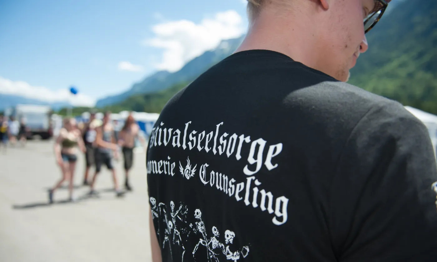 Un membre de l'équipe de l'aumônerie réformée, en tenue, sur le site du Greenfield Festival à Interlaken. © DR