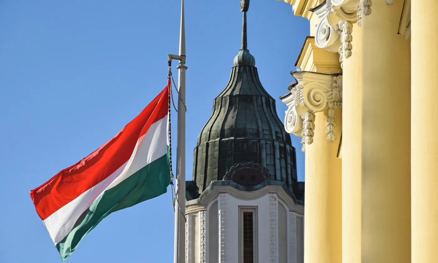 Le drapeau national hongrois à côté de l'église dans la ville de Debrecen ©iStock/majorosl