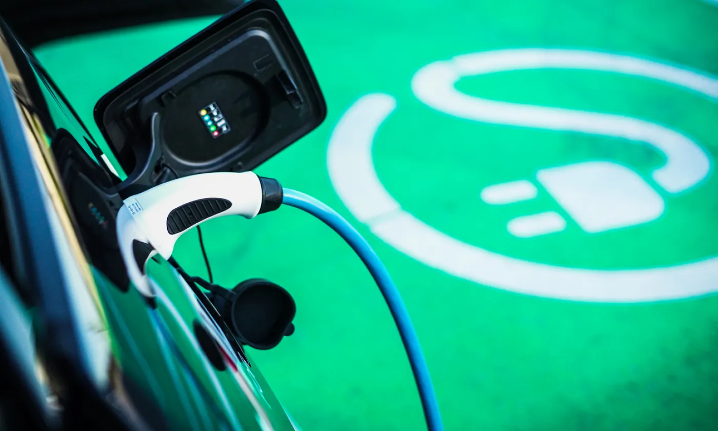 Aux Etats-Unis, les parkings des églises pourraient servir à recharger les voitures électriques ©iStock/RS-Studios