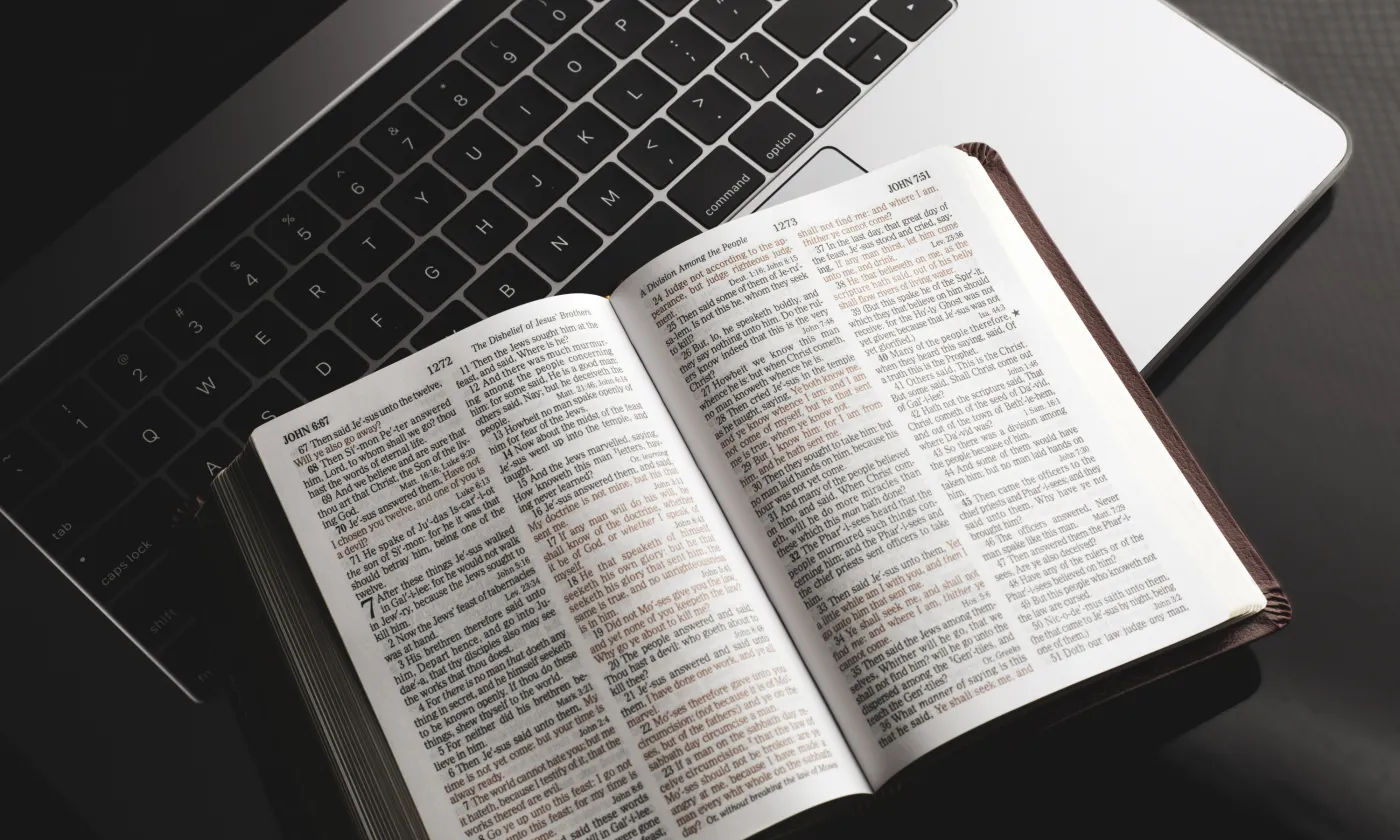 Bible et ordinateur iStock