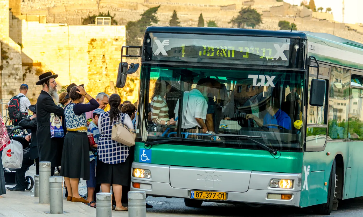 Groupe de juifs orthodoxes attendant de monter sur un autobus. ©iStock