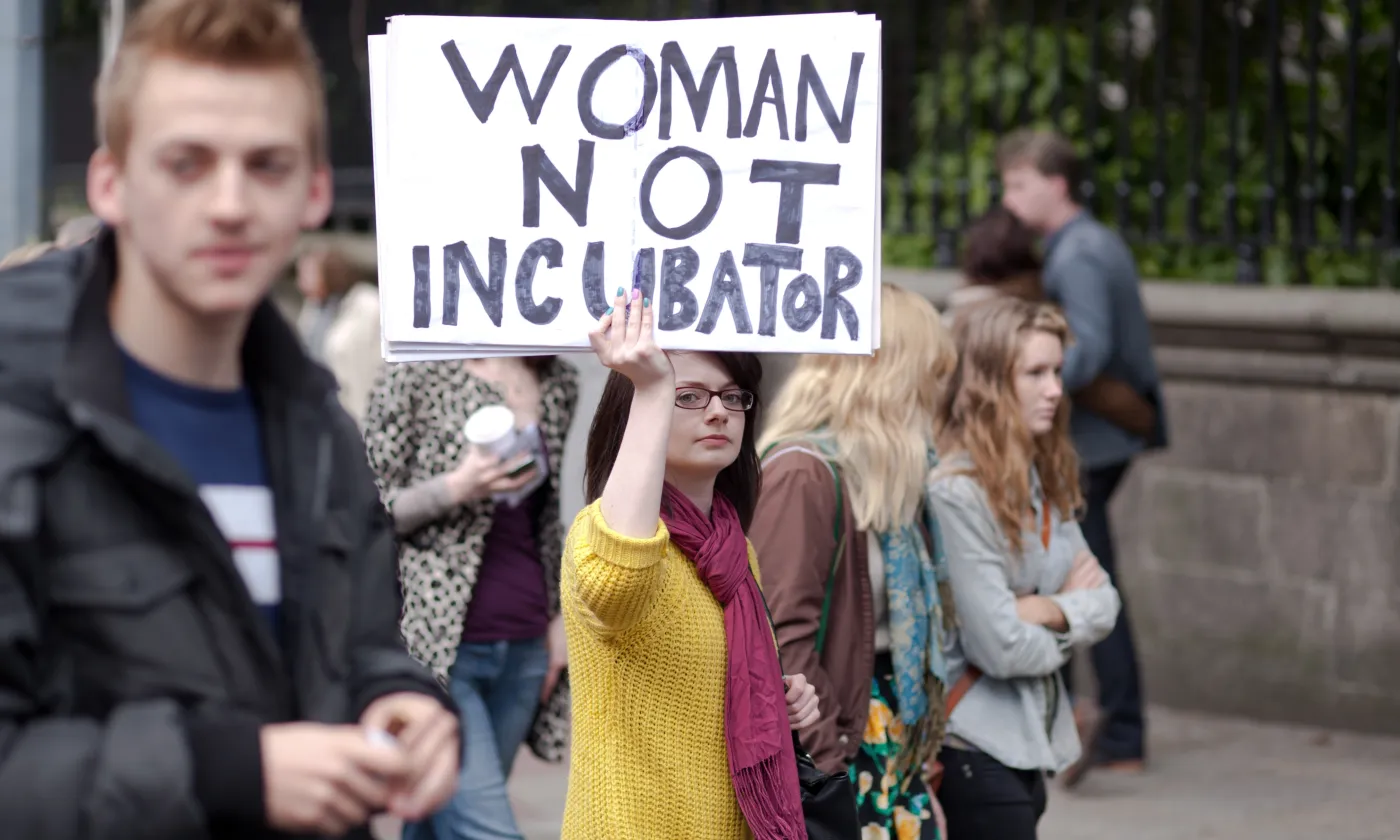 Heune femme portant une pancarte lors d'une manifestation en faveur de la légalisation de l'avortement (Irlande 2012) © Istock / Sebastian Kaczorowski