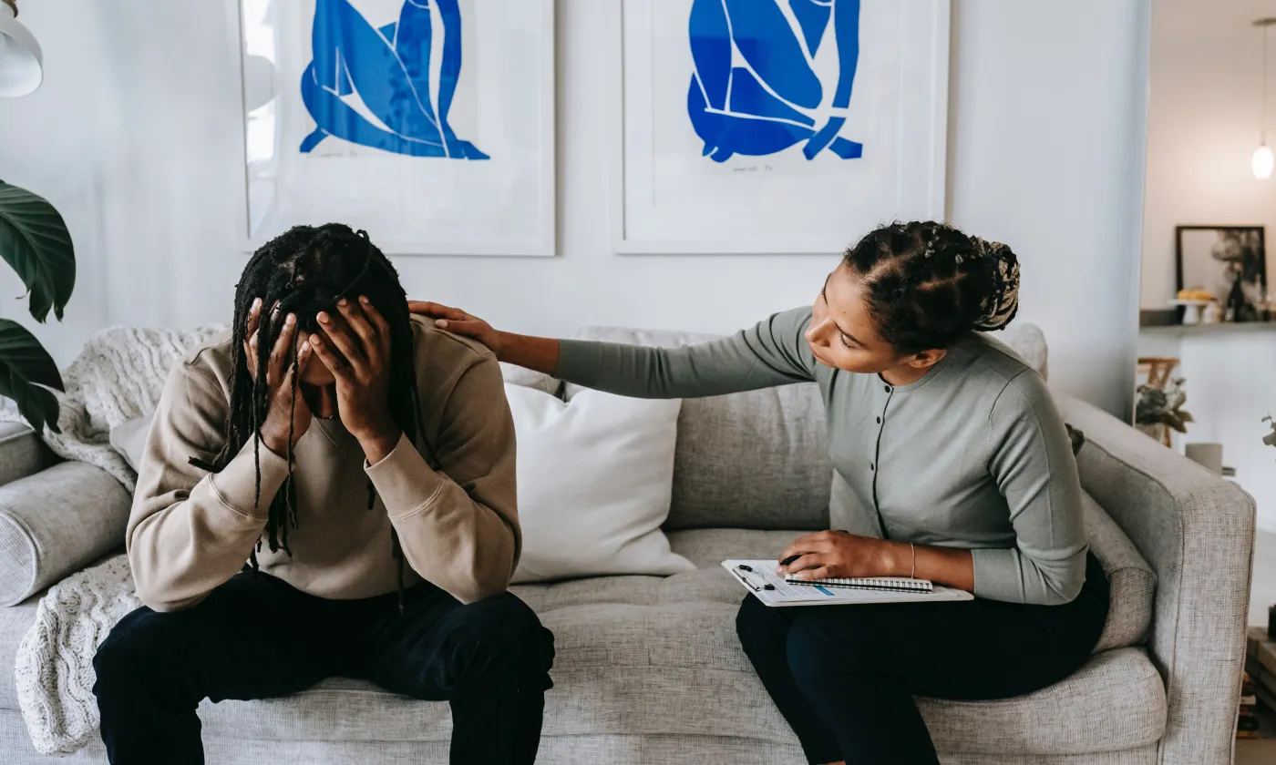 Parfois, un jeune n’ose prendre l’initiative d’entrer en contact, hésite par politesse ou pudeur à partager des difficultés.