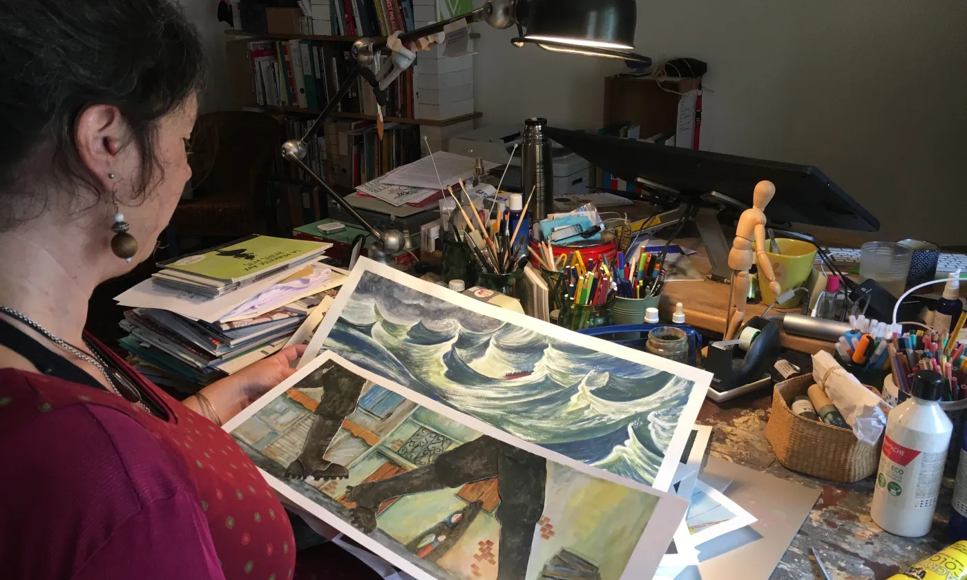 Dans son atelier, Amélie Buri dévoile ses planches originales. © Protestinfo