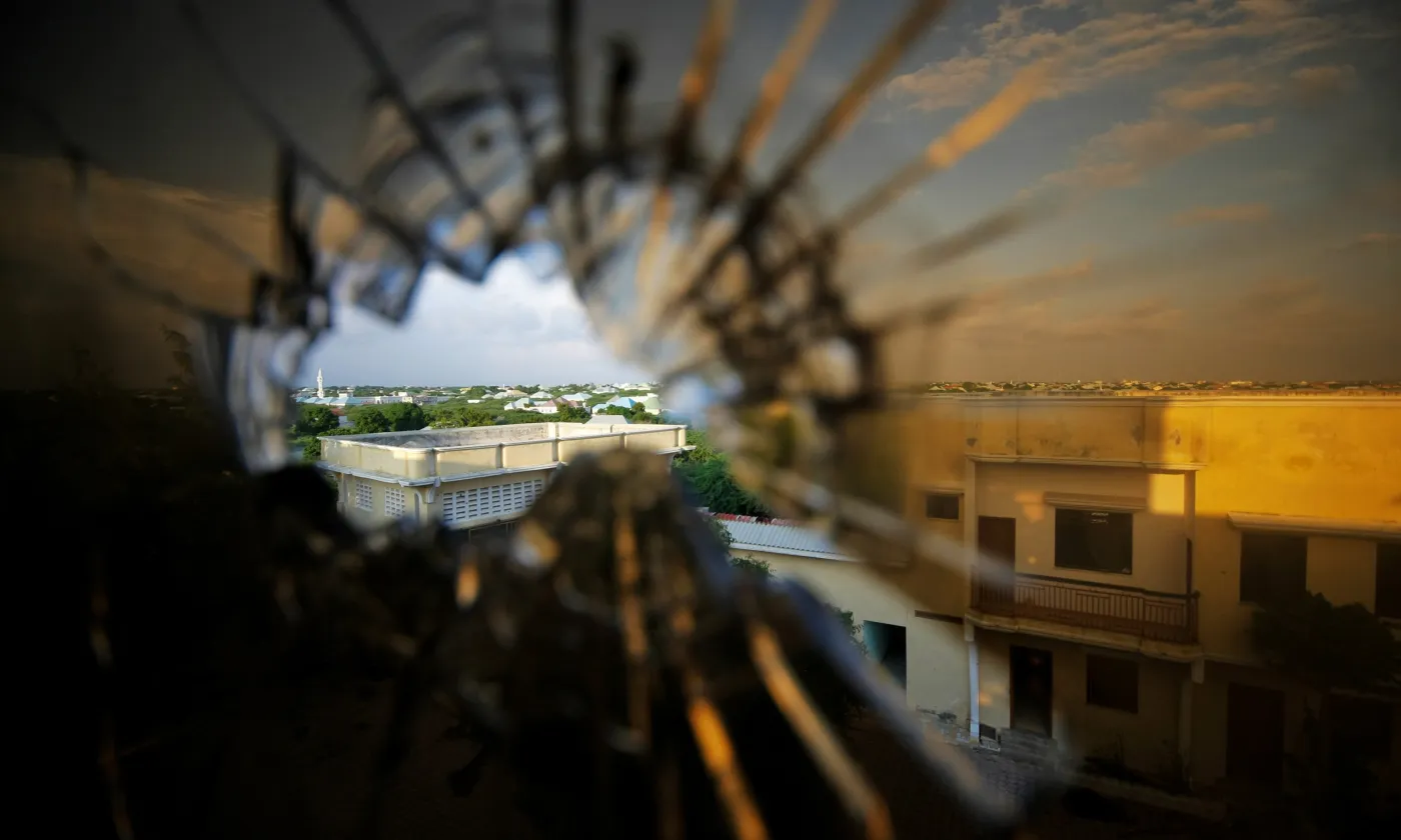 Vue sur Mogadiscio, capitale de la Somalie, à travers un trou de balle dans la fenêtre d'un hôtel où les forces de la Mission de l'udon africaine en Somalie ont repoussé les militants d'Al-Chabab, en 2011. ©istock/UN Photo/Stuart Price