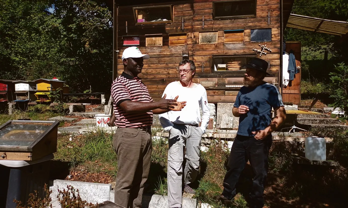 Lors de son séjour en Suisse, Alphonse Azebaze a pu échanger des techniques agricoles avec des experts locaux et découvrir que les enjeux climatiques étaient identiques. © DM