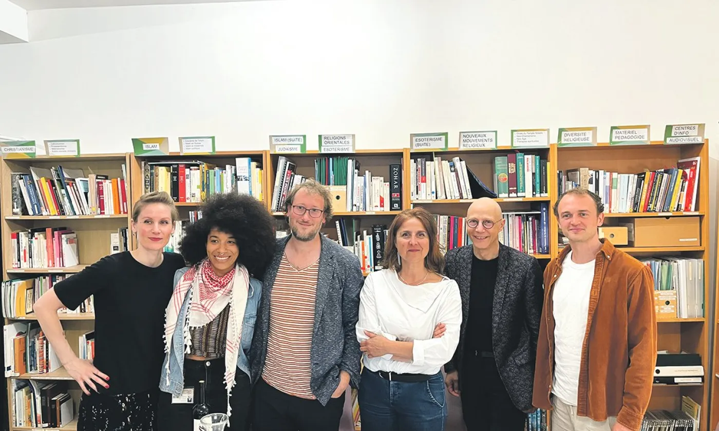 Le collectif auteur des Ecospiritualités contemporaines. De gauche à droite: Anaïs Reichard, Salomé Okoekpen, Alexandre Grandjean, Irene Becci, Christophe Monnot, Virgile Delmas. ©DR
