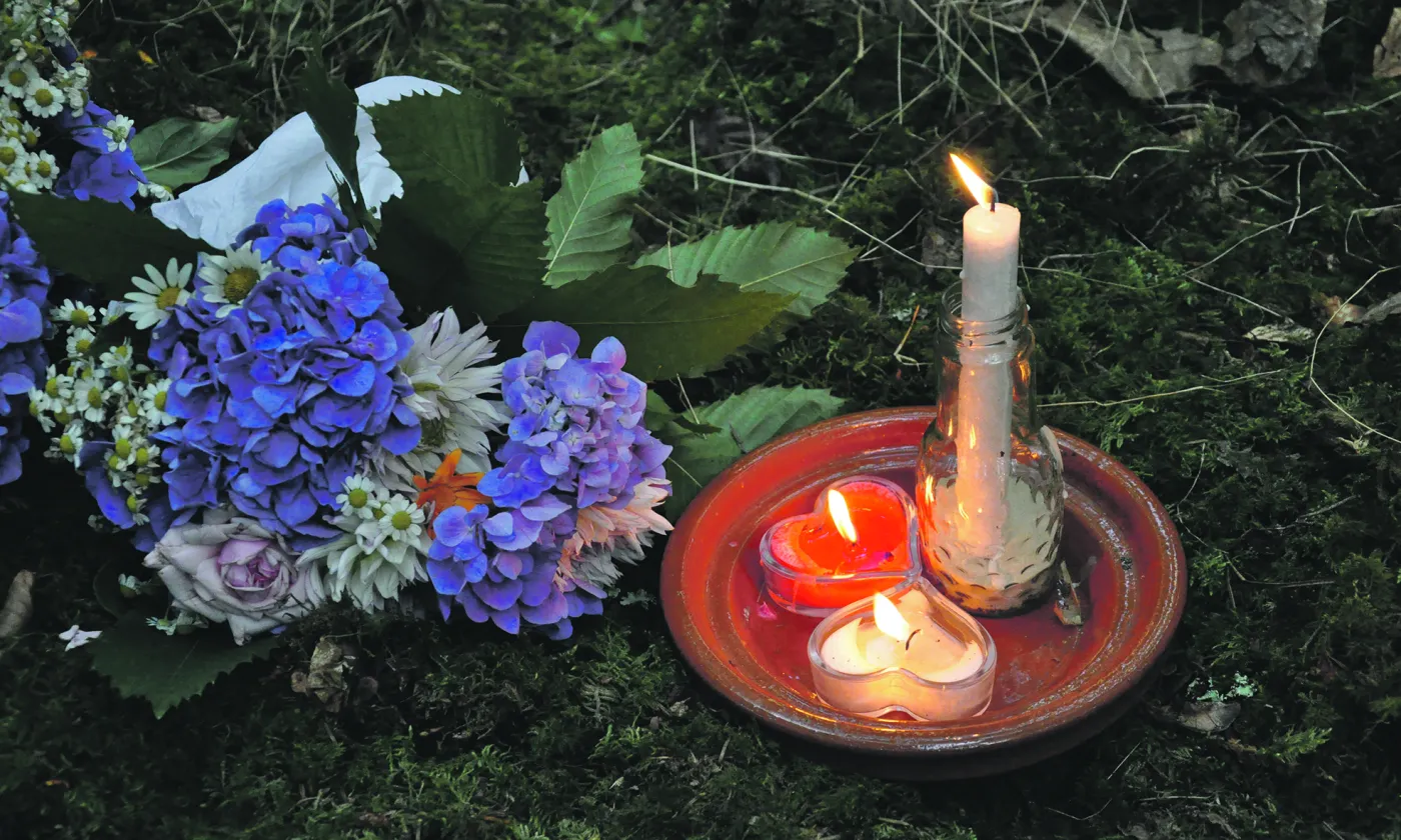 Rituels de réparation de la forêt endommagée lors du mariage d’Isabelle et Damien. © Christine Kristoff-Lardet