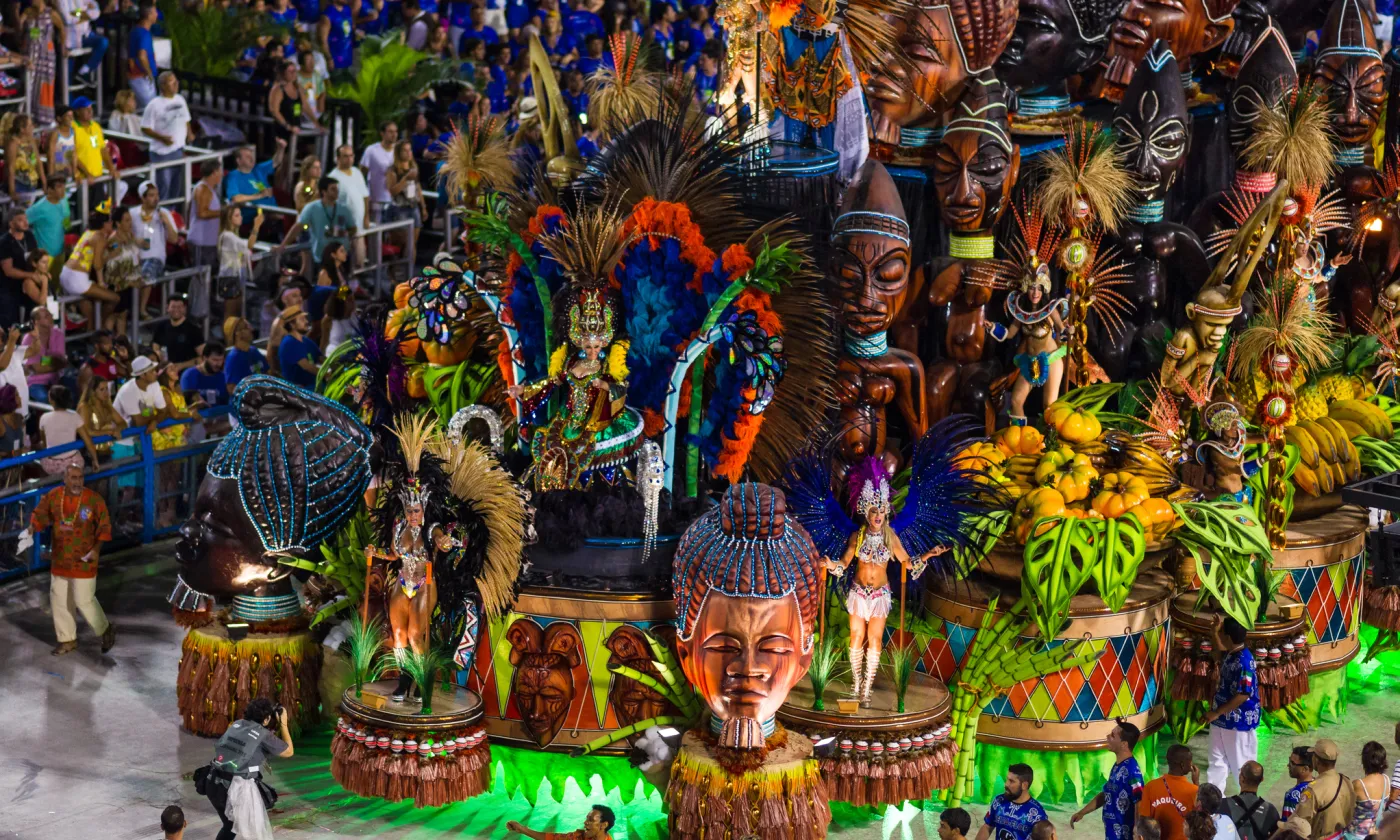Le char d'une école de samba au défilé du carnaval de Rio en 2015. @iStock/miralex