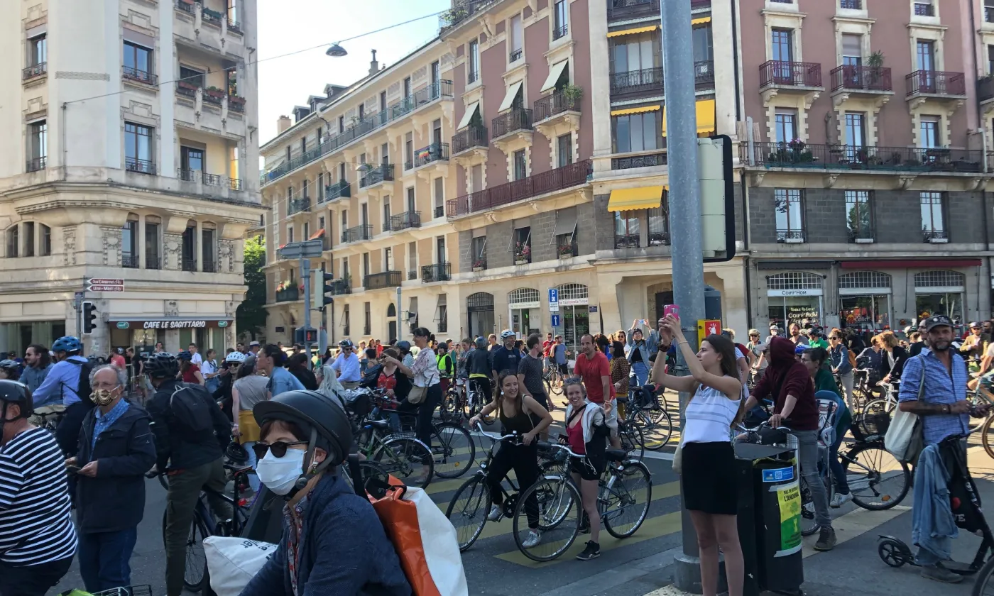 Les cyclistes réagissent aux oppositions aux nouvelles voies cyclables Manifestation de cyclistes à Genève lundi 18 mai