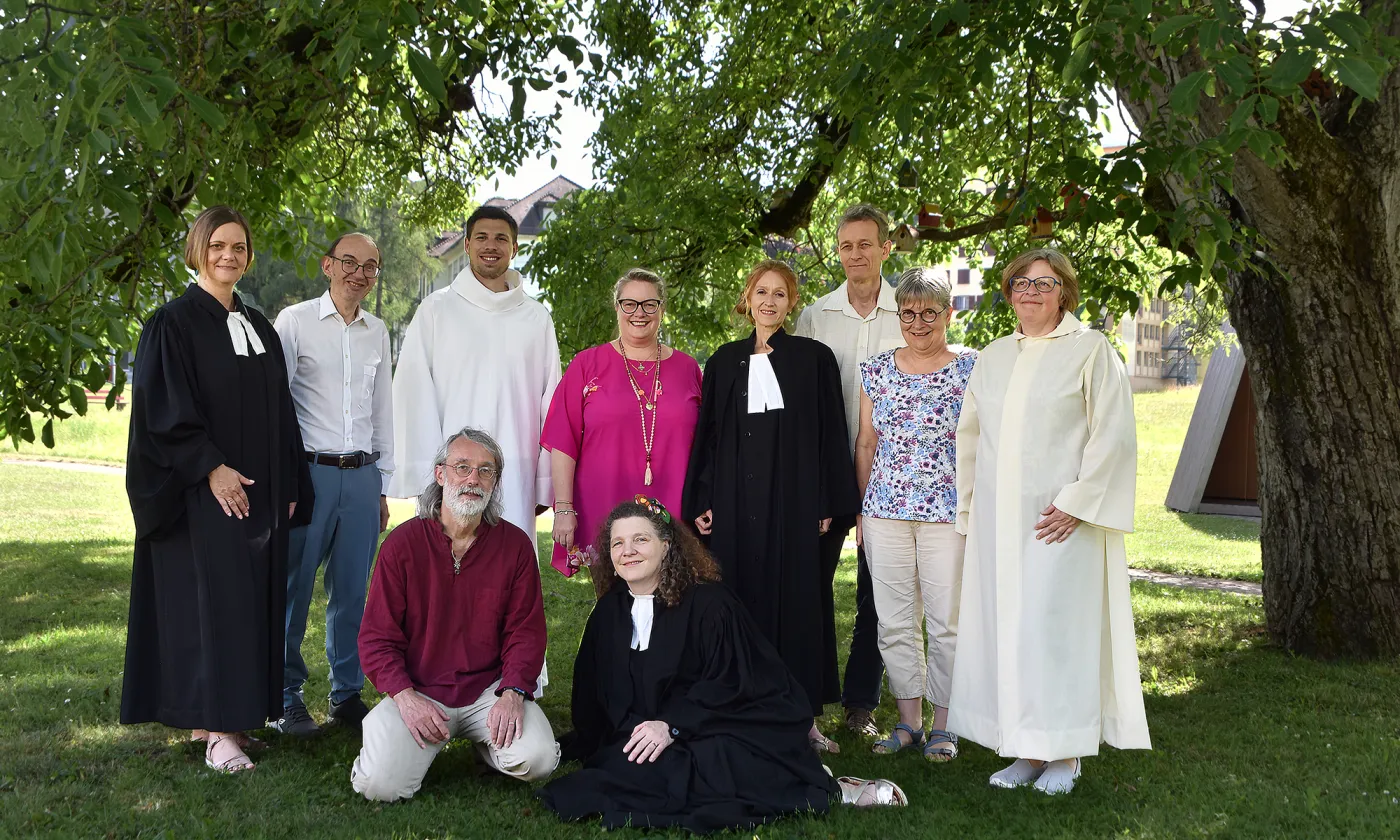 Les animateurs d'Eglise entourés des officiantes et des ministres nouvellement accueillis @EERV Les animateurs d'Église entourés des officiantes et des ministres nouvellement accueillis @EERV