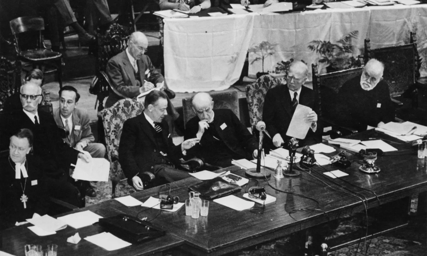 Assemblée constitutive d'Amsterdam, 1948. De gauche à droite : Willem Adolf Visser't Hooft (Hollande), Geoffrey Fisher, Archevêque de Canterbury (Grande-Bretagne), John Mott (USA) et l'Archevêque de l'Eglise orthodoxe de Grèce Germanos Strenopoulos © World Council of Churches (COE) Assemblée constitutive d'Amsterdam, 1948. De gauche à droite : Willem Adolf Visser't Hooft (Hollande), Geoffrey Fisher, Archevêque de Canterbury (Grande-Bretagne), John Mott (USA) et l'Archevêque de l'Eglise orthodoxe de Grèce Germanos Strenopoulos © World Council of Churches (COE)
