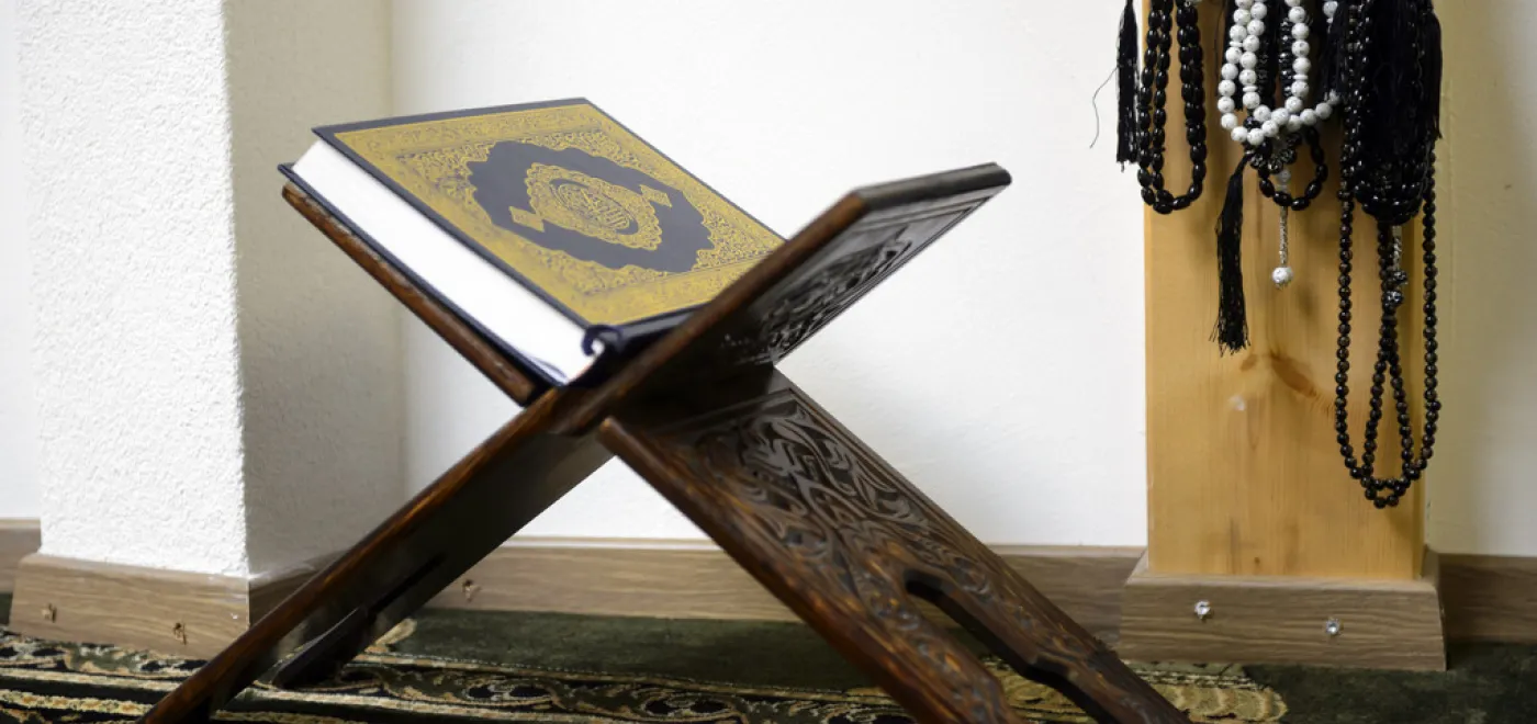 Chapelets et Coran. Salle de prière de la mosquée de Payerne © Keystone / Laurent Gilliéron