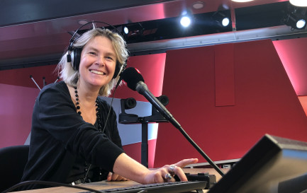 La journaliste de RTS Religion Gabrielle Desarzens, lauréate du Prix catholique des médias de la Conférence des évêques suisses, raconte son engagement à valoriser la parole des laissés-pour-compte. / DR