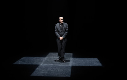 Le comédien Frédéric Landenberg interprète le pasteur Burg / ©Xavier Voirol 