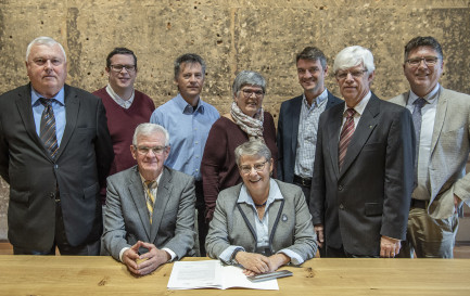 Signature au Château de Lausanne de la déclaration liminaire d&#039;engagement, le 9 avril 2019. / DR