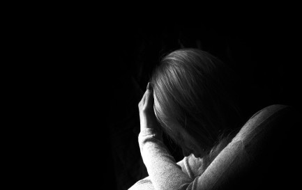 Chaque victime vit les choses différemment. Mais effectivement, pour certaines il est difficile de résoudre la dissonance qui apparaît dès lors qu’une personne appréciée, respectée, commet des actes inacceptables. / ©iStock/iweta0077