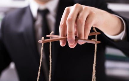 Lytta Basset analyse les manipulations des pervers narcissiques à la lumière des Évangiles. / IStock