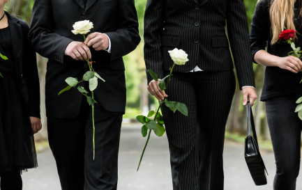 Une pasteure zurichoise invite des inconnus à un enterrement. / IStock