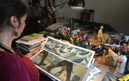 Dans son atelier, Amélie Buri dévoile ses planches originales. / © Protestinfo