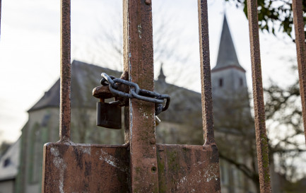 Mercredi 25 janvier, le Synode de l’Église réformée évangélique de Neuchâtel devra se positionner face à la demande de son Exécutif visant à clarifier l’usage de ses temples, en interdisant notamment la tenue en leur sein de cérémonies laïques. / IStock