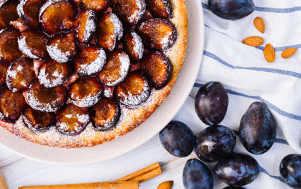 Le gâteau aux pruneaux partagé nous dit que le jeûne ne mène pas au vide, mais à la rencontre. / ©iStock/ollinka