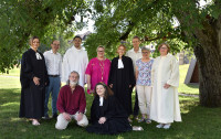 Les animateurs d&#039;Eglise entourés des officiantes et des ministres nouvellement accueillis / Les animateurs d&#039;Eglise entourés des officiantes et des ministres nouvellement accueillis 